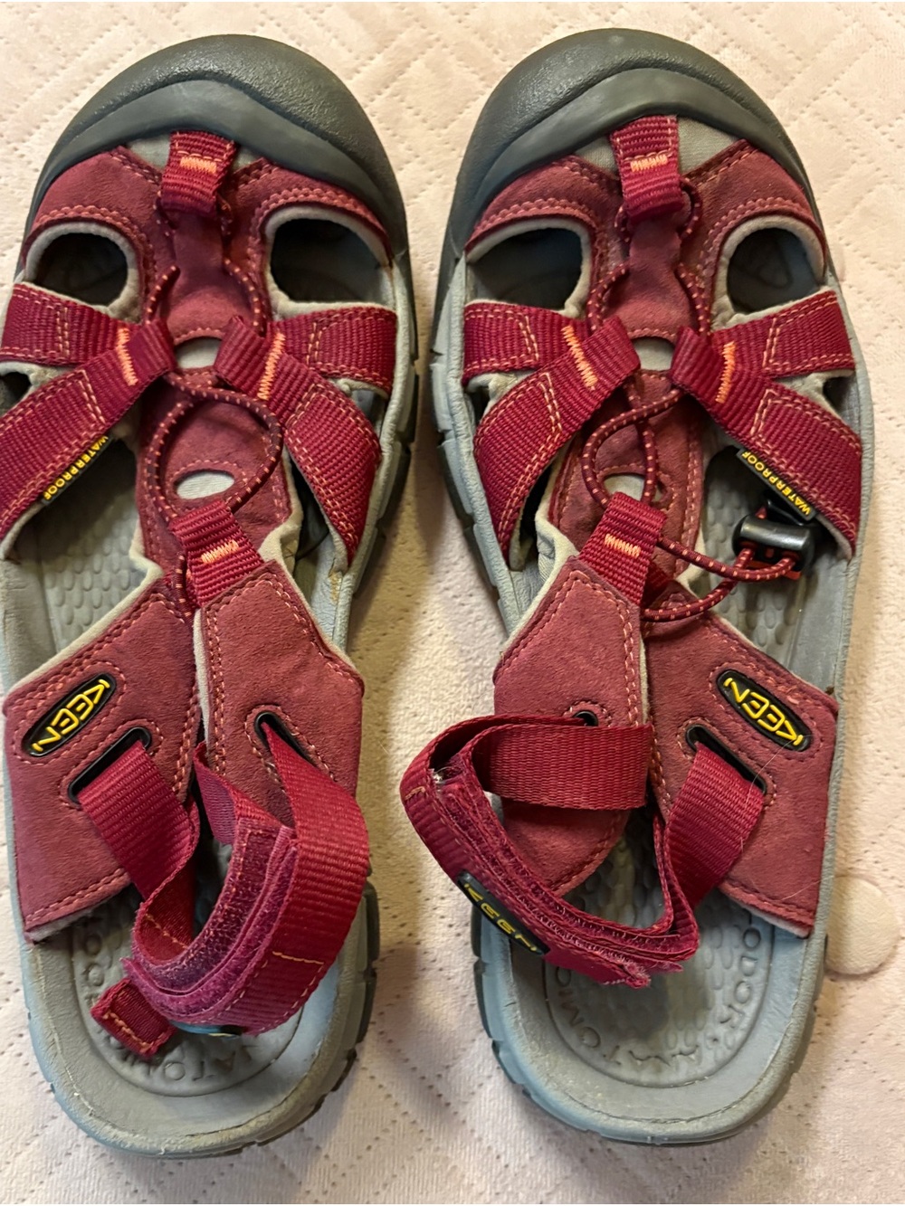 KEEN Men’s Burgundy Red Closed-Toe outdoor Sandals - size 9